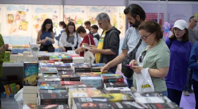 2. İzmir Kitap Fuarı; imza günleri, kitapseverlerin buluşma noktası oldu