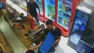 'Alacağım var' diyerek marketteki oyun makinesini götürmeye çalıştı