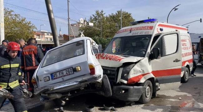 Ambulansın çarptı, sıkıştırdı: 2 kişi yaralandı