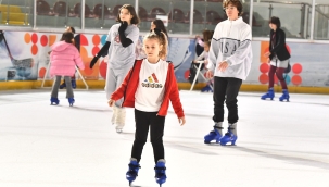 Aşık Veysel Buz Sporları Salonu'nda tatil yoğunluğu 