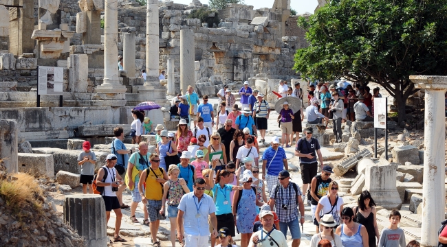 İzmir'e 2023 yılında kaç turist giriş yaptı?