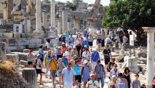 İzmir'e 2023 yılında kaç turist giriş yaptı?