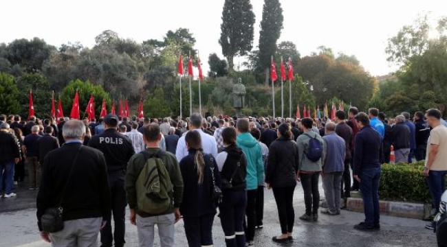 Bayraklı'da Atatürk için hayat 2 dakikalığına durdu
