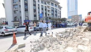 Bayraklı'da yol ve kaldırım yenileme çalışmaları genişletildi