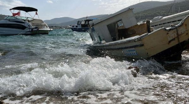 Bodrum'da 2 tekne, fırtına nedeniyle parçalandı