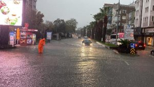 Çanakkale'de sağanak; cadde ve sokaklar suyla doldu