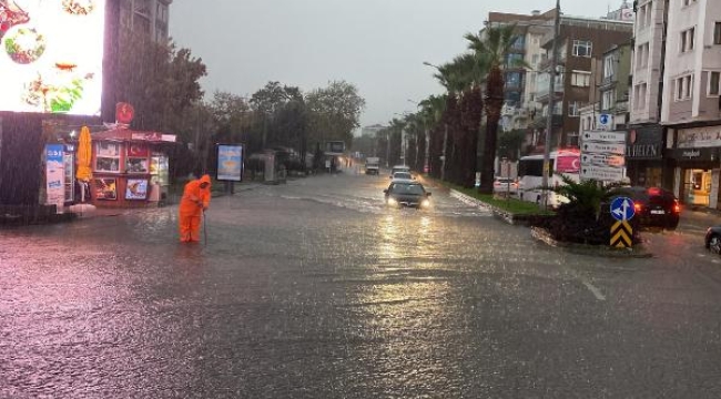 Çanakkale'de sağanak; cadde ve sokaklar suyla doldu