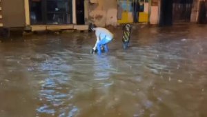 Çanakkale'de sağanak; sokaklar suyla doldu