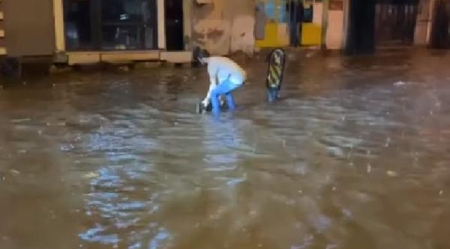 Çanakkale'de sağanak; sokaklar suyla doldu