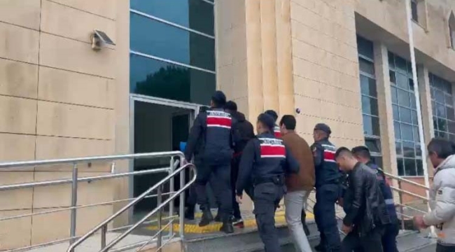 Çeşme'de operasyon: 5 göçmen kaçakçısı yakalandı