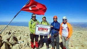 Cumhuriyet'in 100. yılında 100 zirveye tırmanıp toprak aldılar