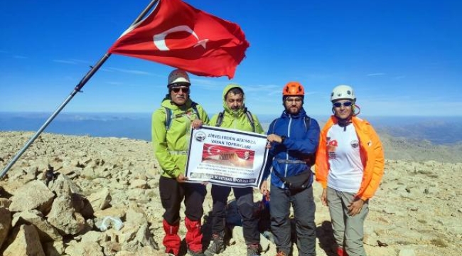 Cumhuriyet'in 100. yılında 100 zirveye tırmanıp toprak aldılar