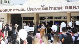 Dokuz Eylül Üniversitesi öğrencileri Filistin için barış balonları uçurdu