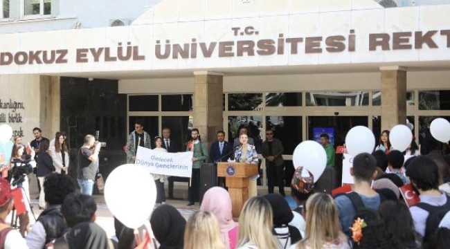 Dokuz Eylül Üniversitesi öğrencileri Filistin için barış balonları uçurdu
