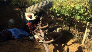 Devrilen traktörünün altında kalıp, öldü