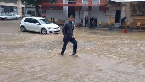 Edremit'te 5 dakikalık sağanak, caddeyi dereye çevirdi