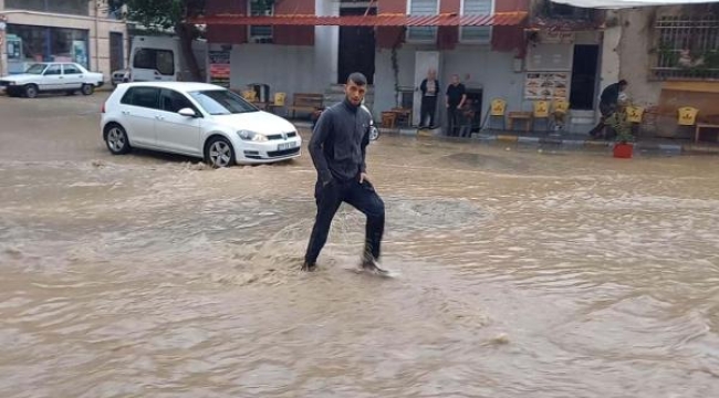 Edremit'te 5 dakikalık sağanak, caddeyi dereye çevirdi