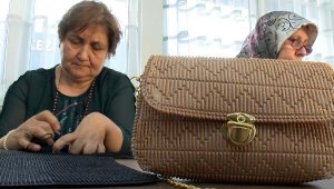 Engelli kaldı, kanseri yendi; tek eli ile çanta üretip satıyor