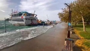 Erdek'te lodos; denizde dev dalgalar oluştu, batmak üzere olan tekneler kurtarıldı