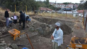 Foça'da 2 bin 400 yıllık tiyatro ortaya çıkarılıyor