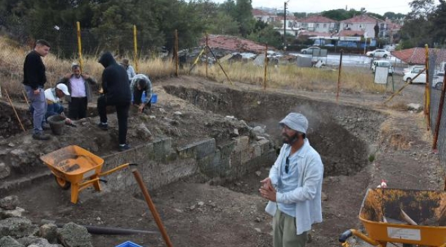 Foça'da 2 bin 400 yıllık tiyatro ortaya çıkarılıyor