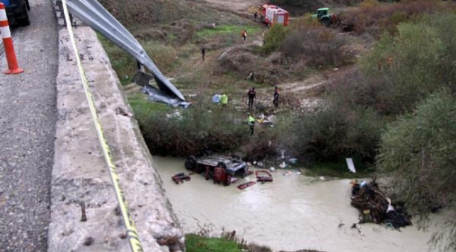 Hafif ticari araç Gediz Nehri'ne uçtu: 3 ölü