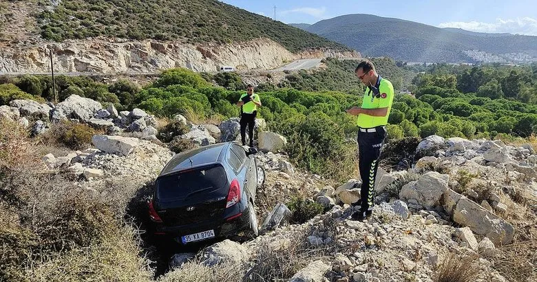 Hayatını yol kenarındaki kayalar kurtardı!