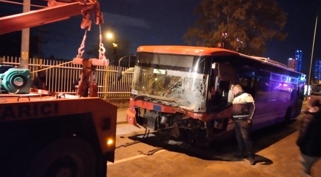 İzmir'de belediye otobüsü ile otomobil kafa kafaya çarpıştı: 1 ölü