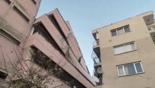 İzmir'de faciaya ramak kaldı! Bina yan yattı