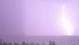 İzmir'de Körfez'e yıldırım düştüğü an