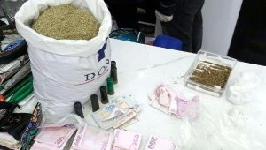 İzmir'de 2 kilo bonzai ele geçirildi; 3 gözaltı