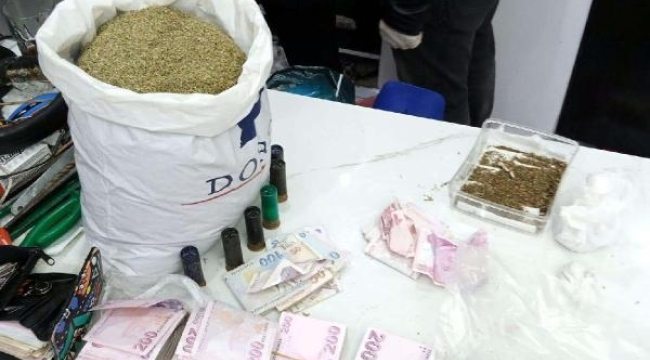 İzmir'de 2 kilo bonzai ele geçirildi; 3 gözaltı