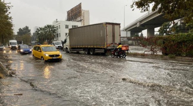 İzmir'de sağanak! Caddeler yine göl