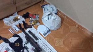 İzmir'de uyuşturucu baskınına 4 tutuklama