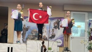 İzmirli sporcular buzdan üç madalya çıkardı