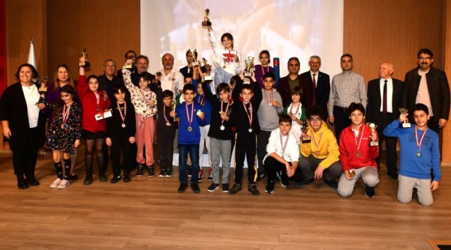 Karabağlar'da geleceğin satranç ustaları ödüllerine kavuştu