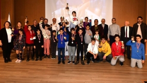 Karabağlar'da geleceğin satranç ustaları ödüllerine kavuştu