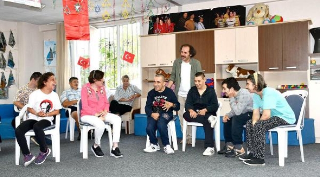 Kuşadası'nda engellere 'yaratıcı drama' eğitimi veriliyor