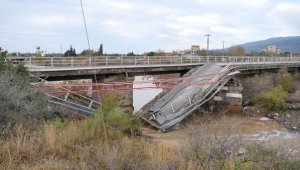 Kuvvetli yağış sırasında köprü çöktü