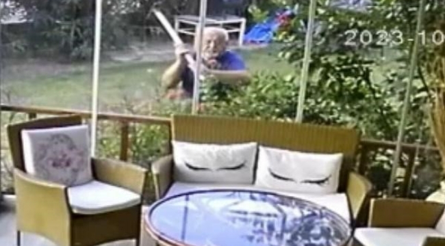 Müzisyenin evine baltalı saldırı kamerada