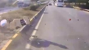 Otobüs ile otomobilin çarpıştığı kaza kamerada