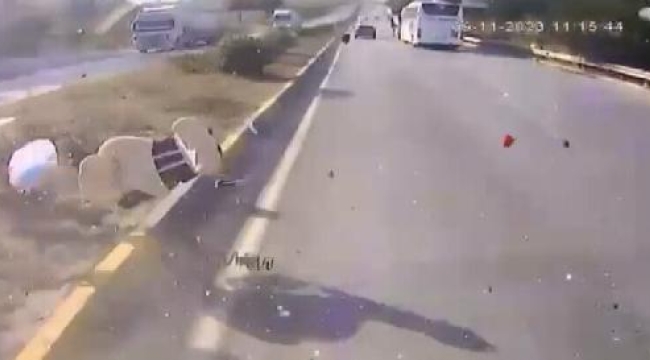 Otobüs ile otomobilin çarpıştığı kaza kamerada