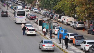 Otoyolda Atatürk'e saygı için trafik durdu