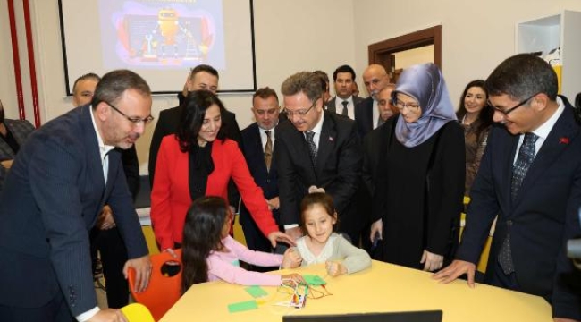 Şehzadeler'de millet kütüphanesi ve gençlik merkezi açıldı