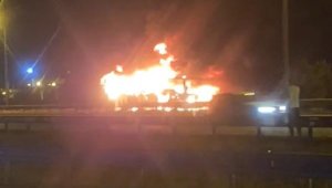 Seyir halindeki yolcu otobüsü alev alev yandı