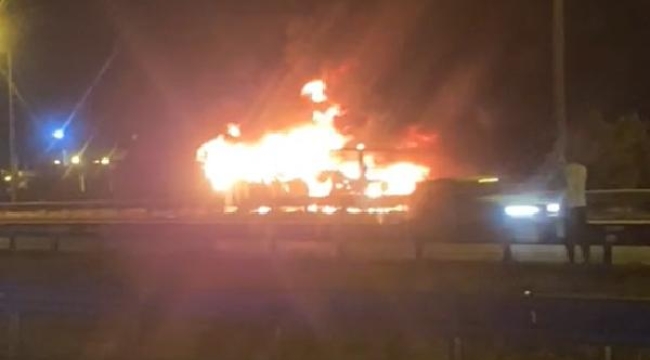 Seyir halindeki yolcu otobüsü alev alev yandı