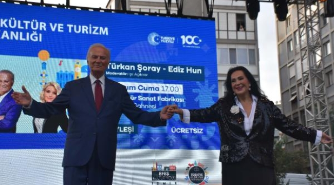 Sinema yıldızları Türkan Şoray ve Ediz Hun, İzmirlilerle buluştu