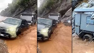 Tatilciler sele kapıldı! Korku dolu anlar