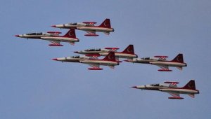 Türk Yıldızları'ndan Cumhuriyet'in 100'üncü yılında Manisa'da gösteri uçuşu