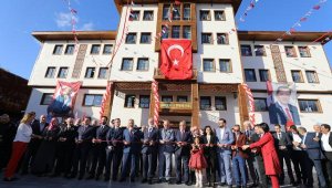 Yunusemre'de meydan, yeraltı otoparkı ve belediye binası açılışı